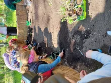 Lapsed kevadel taimi istutamas